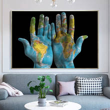 Креативная карта мира на руках, плакаты и принты, настенная Картина на холсте, картины большого размера для гостиной, украшение для дома 2024 - купить недорого