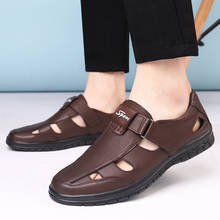 Sandálias masculinas de couro vazado, sapatos redondos para homens, sandálias planas e confortáveis para praia, verão, dropshipping 2024 - compre barato