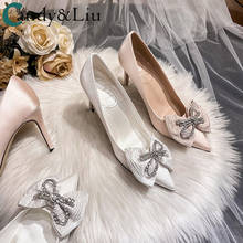 Белые свадебные туфли на плоской подошве с бантом, с заостренным носком, высокие каблуки женские туфли на шампанское для подружки невесты; Размеры 42, 43 2024 - купить недорого
