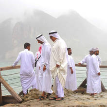Ropa tradicional árabe islámica de Dubái para hombres, Blanco sólido de 52 a 62 pulgadas, con cuello levantado, vestido largo para rezar Ramadán 2024 - compra barato