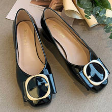 Loafers femininos tamanhos 36 a 45, mocassins de couro patenteado com fivela de metal, sapatos de bailarina quadrados e grossos, novo, 2020 2024 - compre barato
