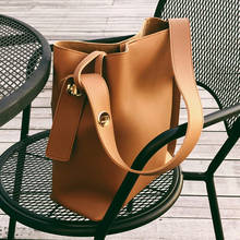 Женская модная сумка-мешок для женщин простой Стиль сумка через плечо из искусственной кожи сумочки, для женщин, в повседневном стиле, на ремешке, черный/коричневый Цвет сумки большие сумки 2024 - купить недорого
