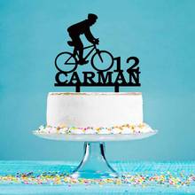 Topo de bolo de aniversário personalizado para homens, nome personalizado, idade, equitação, bicicleta, silhueta, cobertura de bolo, yc142 2024 - compre barato