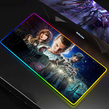 Цветная (RGB) светодиодный игровой Мышь Pad Мышь pad Большие размеры XXL МОЗ площадку клавиатура настольный коврик игра резиновая нескользящая Мышь геймер очень странные дела ТВ 2024 - купить недорого