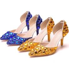 Специальные свадебные туфли с кристаллами на каблуке с острым носком атласные вечерние туфли с кристаллами на тонком каблуке с острым носком вечерние туфли большого размера 2024 - купить недорого