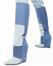 В западном стиле, модная с острым носком в стиле «петчворк»; Сапоги до колена из джинсовой ткани; Ботинки на танкетке; Пикантные светильник темно-синий, темно-синие джинсы длинные танкетке; Мотоботы 2024 - купить недорого