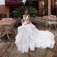 Роскошное Свадебное платье принцессы с глубоким v-образным вырезом и оборками, сексуальное платье невесты со шлейфом и бусинами 2024 - купить недорого
