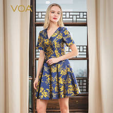 Vestido tecido jacquard azul voa silk 34m bege, amarelo, estampa de flores e tingimento, decote em v profundo, manga curta, a10903 2024 - compre barato