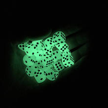 Новый 50/100/200 шт./лот 14 мм светящийся кубик с закругленной вершиной для флуоресцентный зеленый с блестками и черными пятнами кости для ночного клуба баров светящиеся игральные кости набор 2024 - купить недорого
