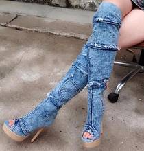 Пикантные джинсовые синие джинсовые сапоги высокие сапоги на платформе с открытым носком, кружевом и цветами в стиле пэчворк женские сапоги до колена с вырезами и цветочным рисунком 2024 - купить недорого