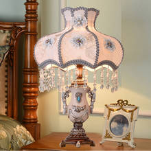 Европейская настольная лампа, светильник для спальни, прикроватного столика, американская теплая романтическая домашняя креативная Свадебная настольная лампа из смолы 2024 - купить недорого