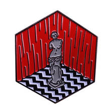 Pin esmaltado de Twin peaks, broche de Estatua de Habitación Roja de David Lynch, regalo para fanáticos de la serie de televisión misteriosa 2024 - compra barato