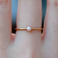 Anel de pérola pequena simulada dourada, anéis finos com coroa dourada para casamento anel slim 2024 - compre barato