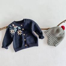 Вязаные свитера для маленьких девочек, весенний Детский кардиган с цветочной вышивкой для малышей, пальто, милый детский свитер, топы 2024 - купить недорого