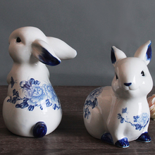 Ornamentos de coelho de porcelana chinesa, azul e branca, decoração de casa, sala de estar, armário de vinho, móveis de tv, presentes 2024 - compre barato