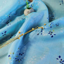 Натуральный чистый рами материал маленькие цветы на синем фоне Лоскутная летняя сделанная на заказ ручная работа Халат cheongsam ткань 2024 - купить недорого