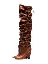Обувь из натуральной кожи; зимние женские сапоги на каблуке в необычном стиле; высокие сапоги до колена со складками и эластичным ремешком; зимние сапоги с острым носком 2024 - купить недорого