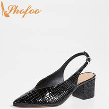 Черные туфли-лодочки с тиснением под крокодиловую кожу женские модные туфли с острым носком на высоком массивном каблуке с ремешком и пряжкой; большие размеры 12, 16; Shofoo 2024 - купить недорого