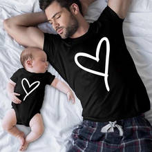 Camiseta a juego negra con estampado de corazón de papá e hijo, ropa de apariencia familiar, moda 2024 - compra barato