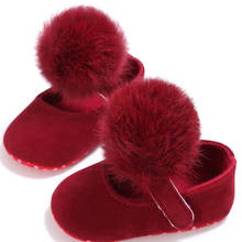 Зимняя теплая мягкая обувь для детской кроватки, пинетки для маленьких девочек, обувь для принцесс с помпоном, красного, розового, черного цветов, 0-18 месяцев 2024 - купить недорого