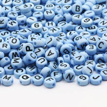 Miçangas de alfabeto acrílico redondas para confecção de joias, acessórios e colar com letras azuis, 4x7mm 2024 - compre barato