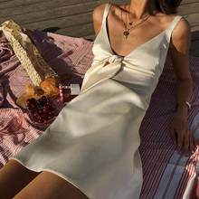 Атласное сексуальное мини-платье с глубоким v-образным вырезом, женские бандажные пижамы с лямкой на шее и бантом, вечерние летние однотонные платья на бретельках 2024 - купить недорого