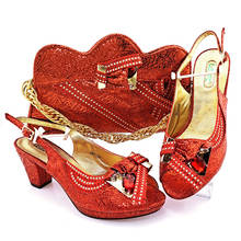 Итальянский дизайн Новые в нигерийском стиле модные женские туфли комплект из обуви и сумки, украшенные стразы и металлические персикового цвета Цвет для вечерние 2024 - купить недорого