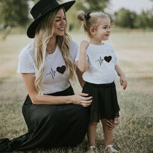 Одежда «Мама и я» летние Семейные комплекты с принтом сердца одежда для мамы, дочки и сына женская футболка для маленьких девочек и мальчиков 2024 - купить недорого