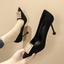 Zapatos de tacón alto con decoración de metal para mujer, sandalias puntiagudas a la moda, deslizantes, poco profundos, color negro y rojo 2024 - compra barato