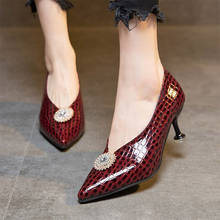Sapatos stilettos femininos estilo cobra, sapatos de salto alto em couro envernizado com strass, sapatos de ponta fina 9017n 2024 - compre barato
