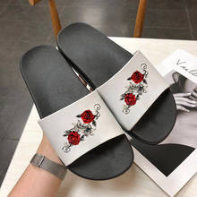 Chanclas cómodas para mujer, sandalias deslizantes versión coreana, zapatillas de interior con flores rosas, novedad de verano 2021 2024 - compra barato