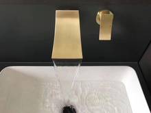 Бесплатная доставка Матовый Золотой водопад Настенный раковина для ванной комнаты квадратный кран с одной ручкой 2024 - купить недорого