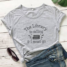 Camiseta de The Library Is Calling & I Must Go para mujer, camiseta divertida de regalo de empollón de libro, camiseta de lectura con gráfico para mujer 2024 - compra barato
