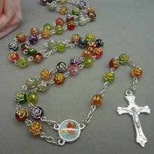 Qigo colar de plástico com rosário católico, joia católica de cruz de rosa em muitas cores 2024 - compre barato
