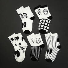 Q respirável meias de algodão estilo japonês meias esportivas dos desenhos animados retrato padrão mid tube preto branco engraçado meia 2024 - compre barato