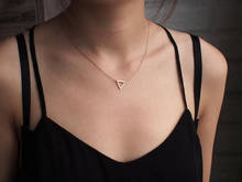 Collar con colgante de contorno triangular pequeño para mujer, Gargantilla con forma de V de geometría polígono, joyería de la amistad, amiga de la familia, 30 huecos 2024 - compra barato