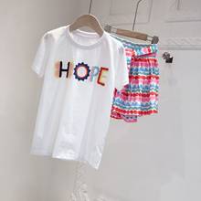 Комплект одежды для девочек, белая футболка с вышитыми буквами + шорты ярких цветов, 21 детский 2024 - купить недорого