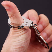Брелок наручники брелок металлический креативный имитация наручники модель для автомобиля брелок для ключей кольцо держатель подарки держатель для ключей аксессуары 2024 - купить недорого