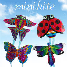 Mini cometa Multicolor para niños, cometas interactivas de interés al aire libre, juguetes voladores, cometa pequeña de plástico de dibujos animados 2024 - compra barato