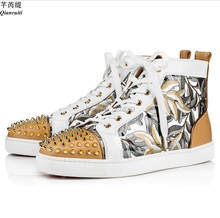 Qianruiti/золотистые высокие кроссовки с шипами; обувь на плоской подошве с принтом листьев; обувь на резиновом каблуке в стиле пэчворк для мужчин 2024 - купить недорого