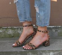 Sandálias de verão para mulheres, sapatos de leopardo, tira de tornozelo, sandálias femininas, dedo aberto, salto alto granulado, sandálias sociais 2024 - compre barato