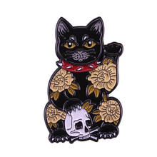 Gato de la suerte con calavera y flores, pin de esmalte duro inspirado en tatuaje, broche, Chaquetas vaqueras, accesorio 2024 - compra barato