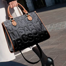 2021 дамские сумочки из 100% натуральной кожи, новая модная трендовая Портативная сумка-мессенджер на одно плечо, вместительная дизайнерская сумка 2024 - купить недорого