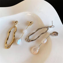 AOMU-pendientes largos de Metal dorado y plateado para mujer, arete de perlas de agua dulce con gradiente asimétrico, estilo Hip Hop, Punk 2024 - compra barato