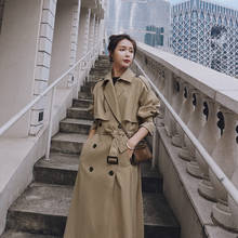 Синяя ветровка Женская средней длины 2020 весна новый стиль корейское Свободное длинное пальто куртки с поясом Женское пальто r357 2024 - купить недорого