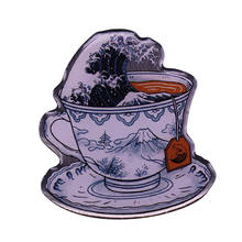 Штормовая волна в чашке чайной булавки, значок Katsushika Hokusai 2024 - купить недорого