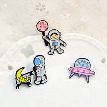 Broche de esmalte con diseño de flores de agua en la Luna para mujer, alfiler con diseño de astronautas, estrellas, OVNI, carrito de compras, Luna, Planeta, piruleta, insignia personalizada 2024 - compra barato