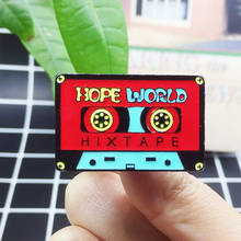 Caixa de áudio vermelha broche esmaltado de metal, broche fashion retrô com fita de emblema do mundo presente de joias para mochila 2024 - compre barato