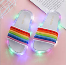 Sandálias luminosas antiderrapantes de pvc, chinelos de led para meninos e meninas, estilo arco-íris, novo, 2021 2024 - compre barato