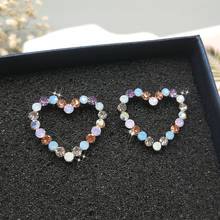 Brincos de coração ocos de strass coloridos fofos para mulheres brincos de haste adoráveis estilosos lindos presentes joias de meninas brincos xe725 2024 - compre barato